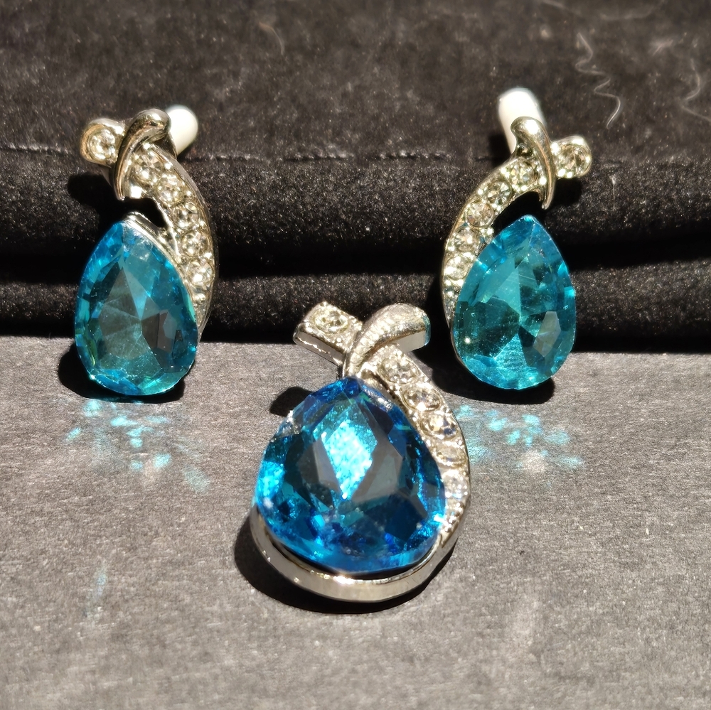 Aquamarine stones with cz accents pendant and earings....24167